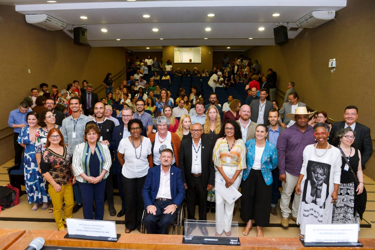 Foto de Gestores da UFG e da sociedade civil que compareceram na inauguração